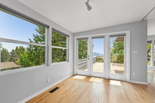 Building Photo - Classic Mid-Century Modern Air Conditioned...