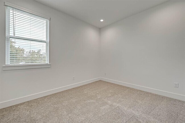 Building Photo - 3038 Live Oak St