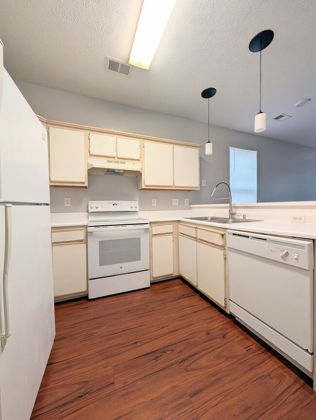 Building Photo - 484 River Oaks Dr
