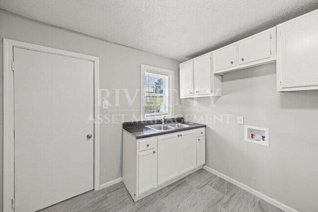 Building Photo - 1646 Harmen St