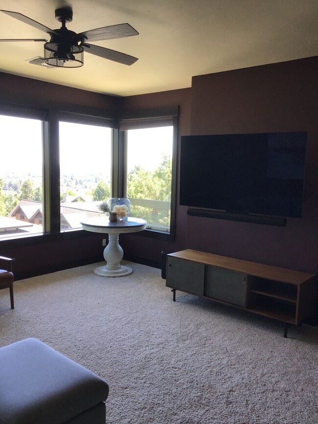 Building Photo - Gorgeous 4 Bedroom Home on Awbrey Butte!