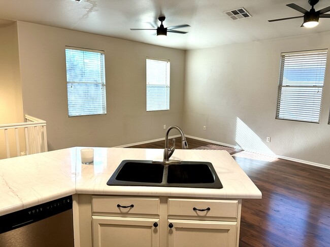 Building Photo - Completely adorable Gardens Community in G...