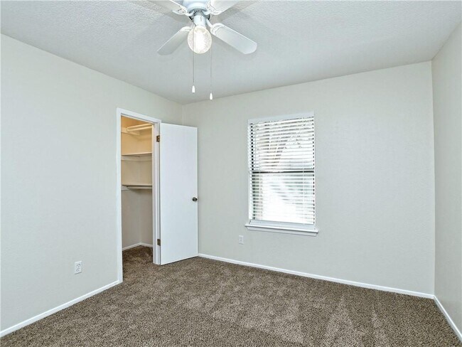 Building Photo - 604 Hill Cove