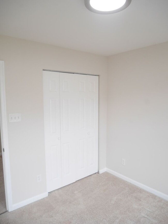 Building Photo - Rare Find! 4 Bedroom, 2 Bathroom Townhome ...