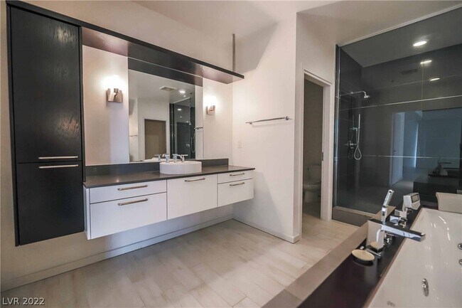 Building Photo - 900 S Las Vegas Blvd