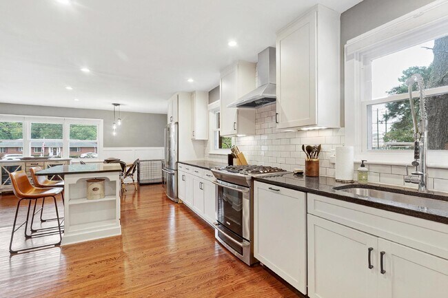 Building Photo - 121 S Main St