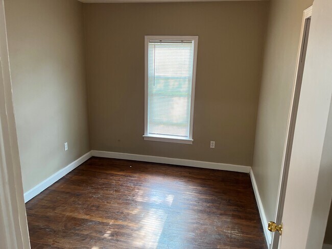 Building Photo - 329 W Madison St