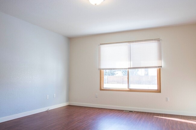 Building Photo - Ranch Style 3 Bedroom Home by Main Street Windsor!