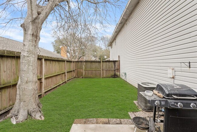Building Photo - 10814 Sugar Hill Dr