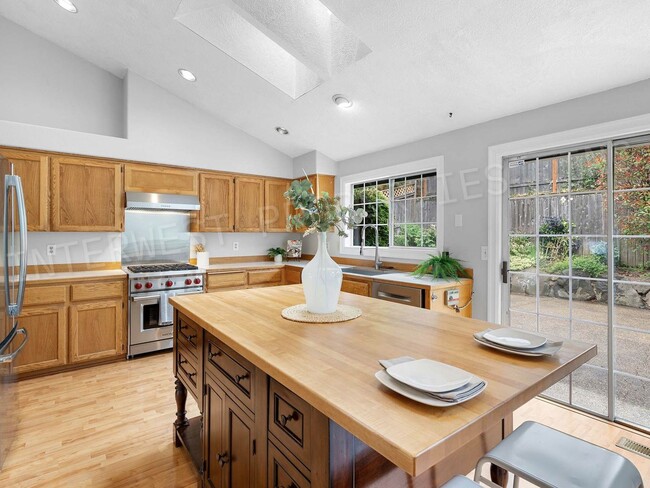 Building Photo - 4+ Bedroom Tigard Home With a Beautiful Vi...