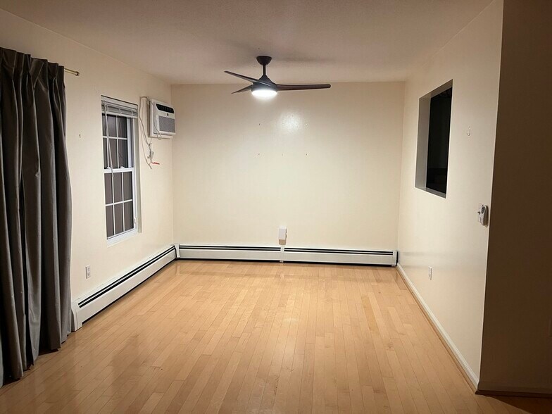 Building Photo - 565 Quaker Ln