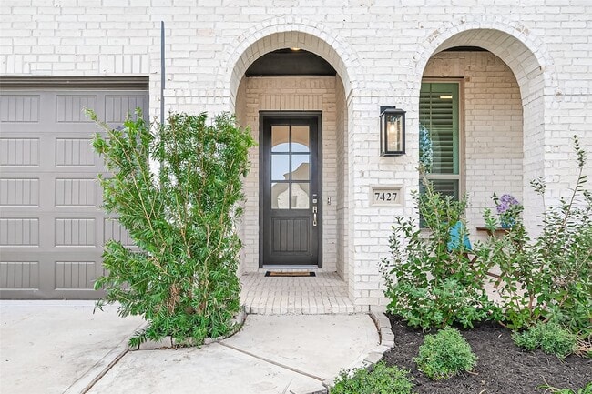 Building Photo - 7427 Compass Dr