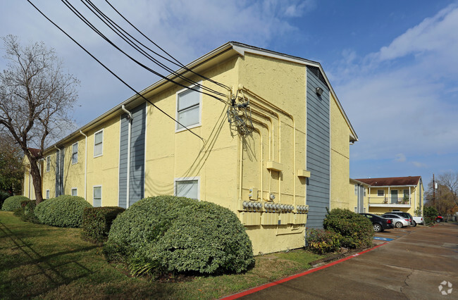 Building Photo - Pino Del Sol Apartments