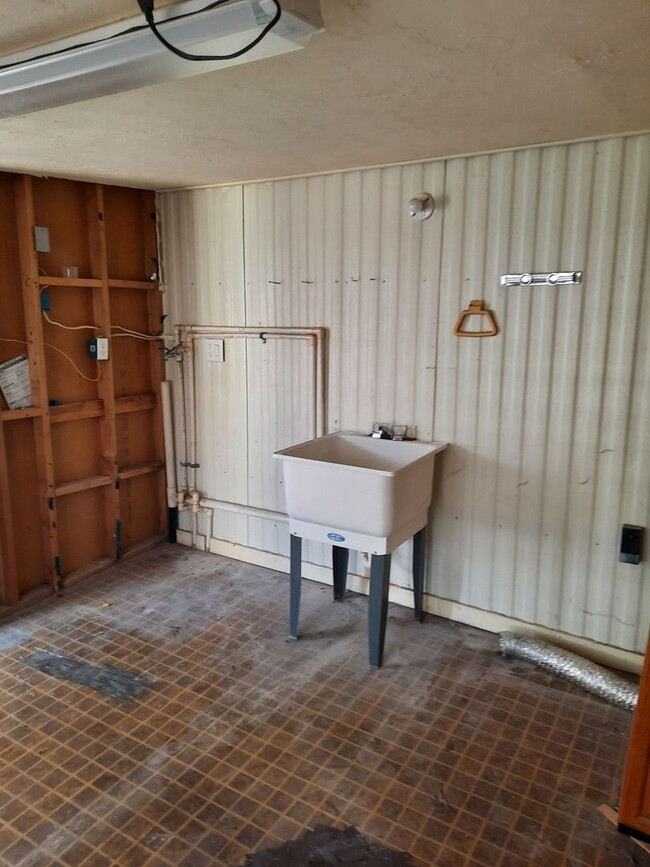 Building Photo - 3 bed/2bath mobile home walking distance t...