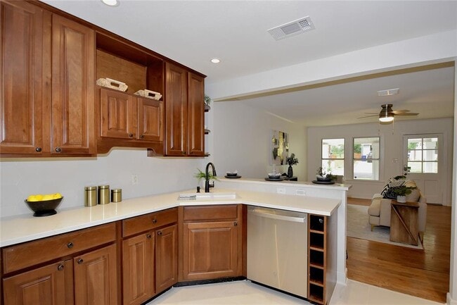 Building Photo - 1505 Karen Ave