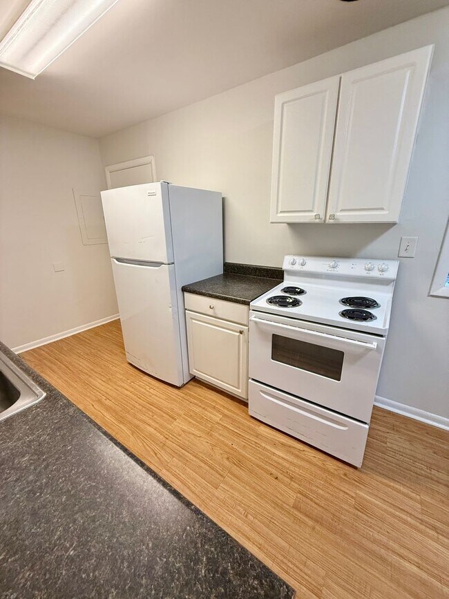 Building Photo - 2 BR 1 Bath Duplex with convenient airport...