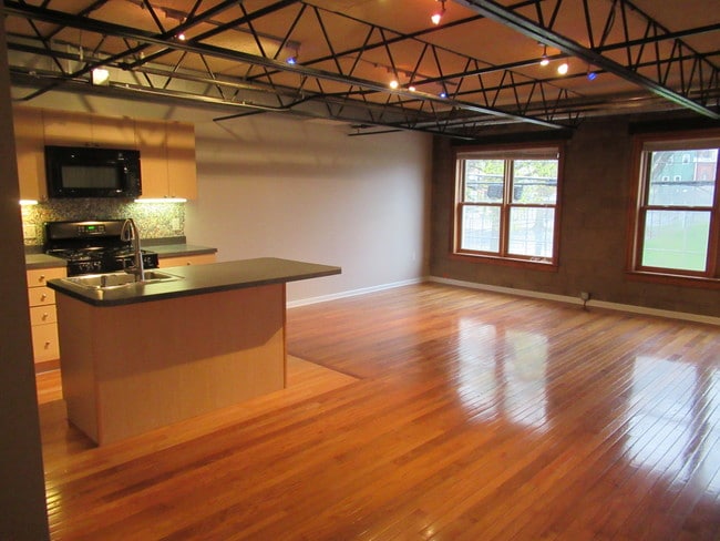 Building Photo - 1232 Sarah St