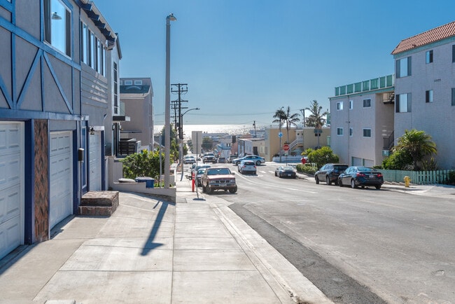 An easy walk to the beach! - 715 Loma Dr