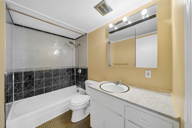 Building Photo - 27 Alpine St