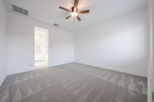 Building Photo - Beautiful 4 bedroom plus den home in Aloravita