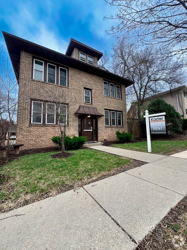 Building Photo - 413 Chamberlain Ave