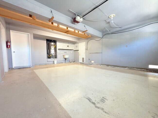 Building Photo - Spacious 4-Bedroom Home in Prime Santa Cla...