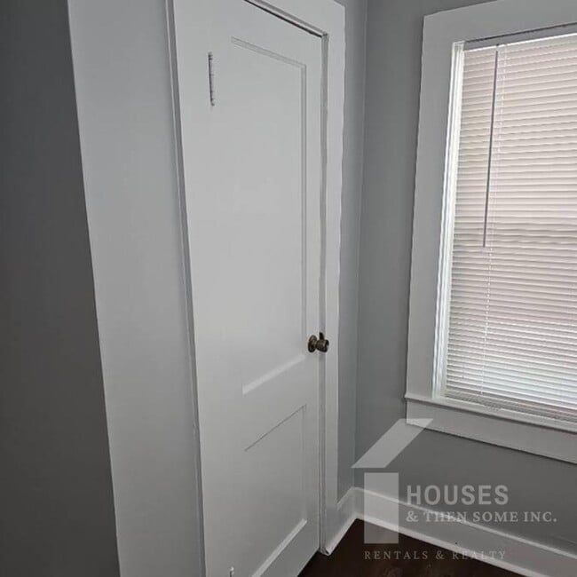 Building Photo - 354 E Floyd Baker Blvd