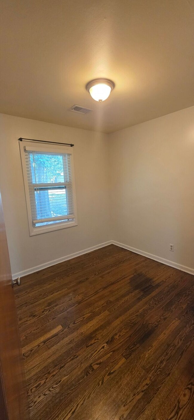 Building Photo - Charming 3-Bedroom Home in the Heart of Ov...