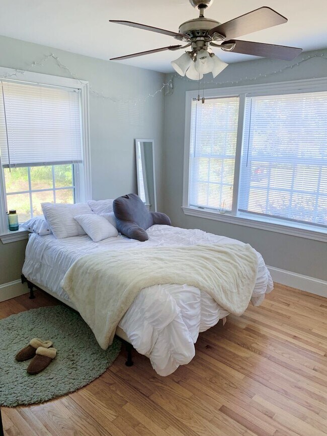 Building Photo - Fenced in 4 bedroom home for 4 or 3 people!