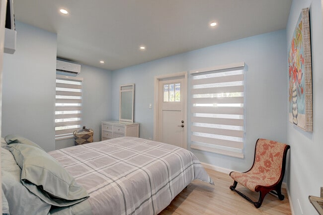 Building Photo - 212 SW 1st Ave