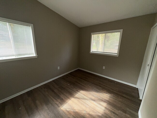 Building Photo - 3320 Ridgeland Dr
