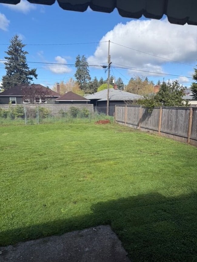 Building Photo - Arbor Lodge Gem