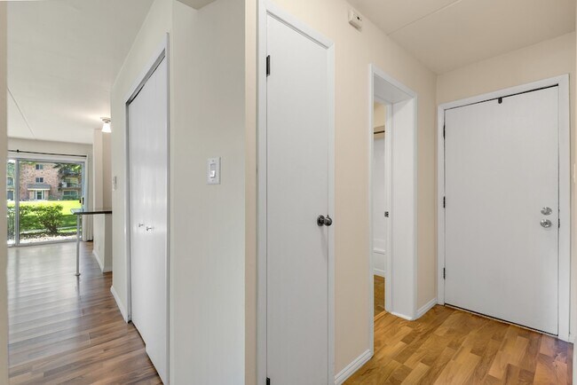 Building Photo - 5325 Waterbury Ct