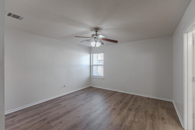 Building Photo - 13527 Vista De Oro St