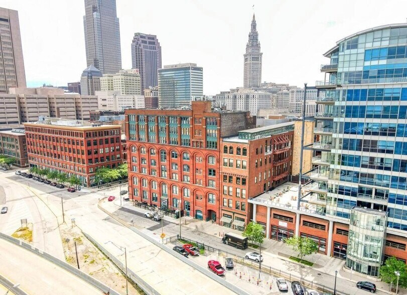 Primary Photo - 635 W Lakeside Ave