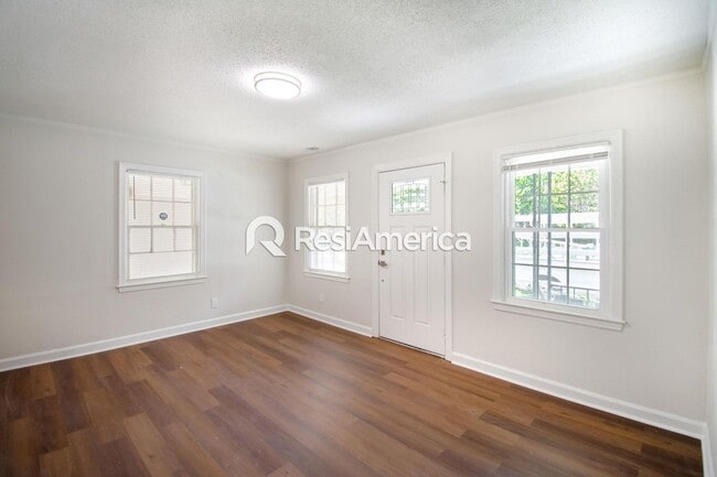 Building Photo - Newly Renovated 4 Bedroom home in Grahamwood!