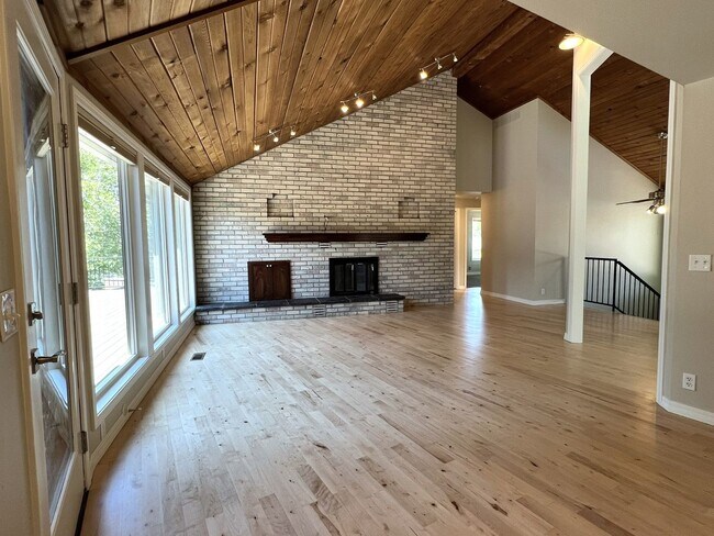 Building Photo - Fantastic 4 bed 3 bath home in the Highlan...