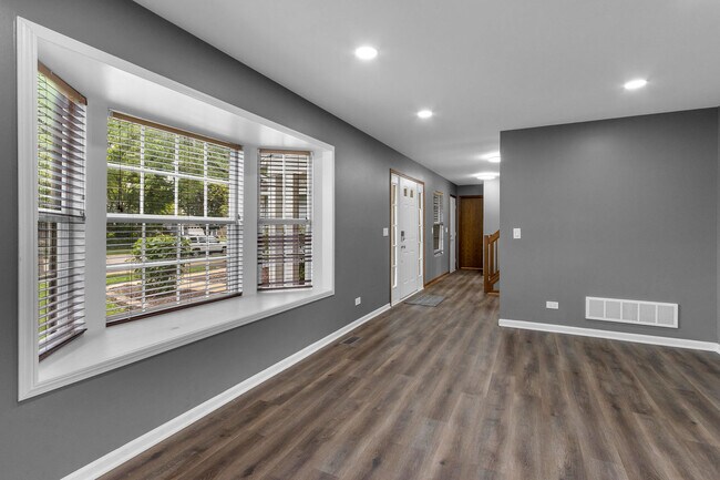Building Photo - 2S601 River Oaks Dr