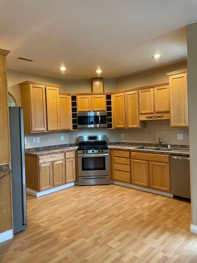 Building Photo - Beautiful 3 Bedroom Single Family Home With 2 Car Garage!