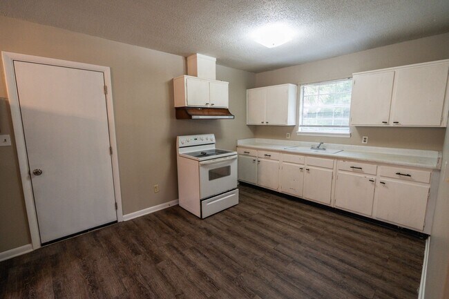 Building Photo - Cute 3 bed 2 bath on the SE side of Tallahassee