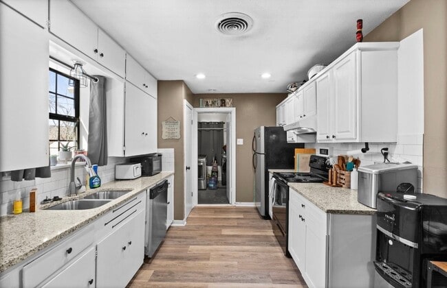 Building Photo - AVAILABLE BEGGINING OF JUNE ; APPLY ON OUR WEBSITE TODAY!!!