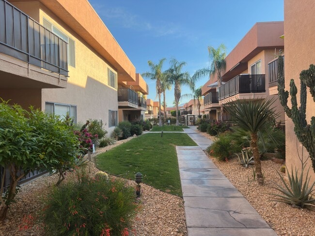 Building Photo - Poolside Condo
