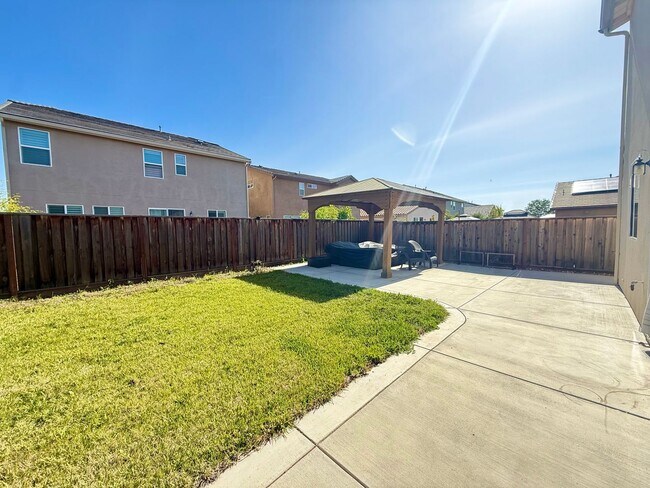 Building Photo - Spacious 5-Bedroom Home | Private Yard + Attached Garage
