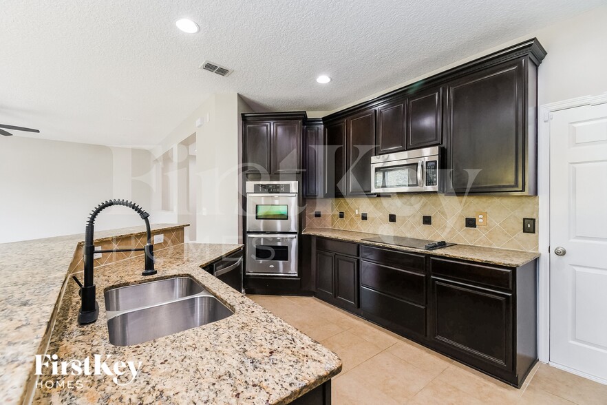 Building Photo - 4500 Oak Moss Loop