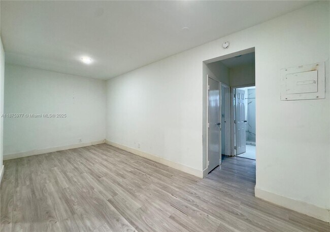 Building Photo - 2025 Bay Dr