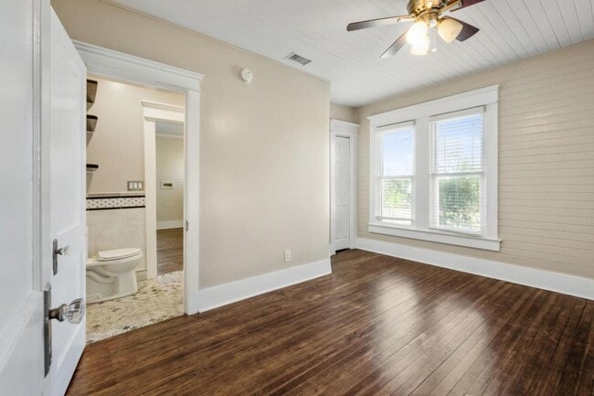 Building Photo - 342 N Cove Blvd