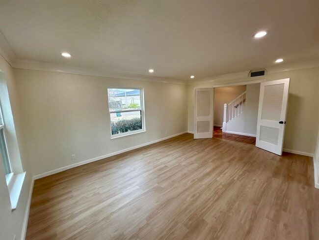 Building Photo - 6275 Westgate Dr