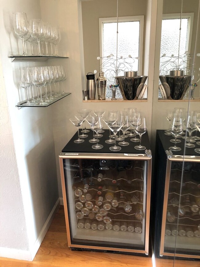 Building Photo - Elegant & Expansive Furnished 3 Bedroom/2 ...