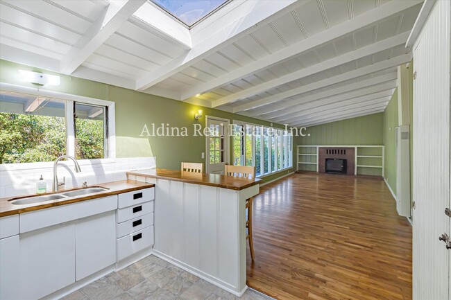 Building Photo - Private Country Setting!