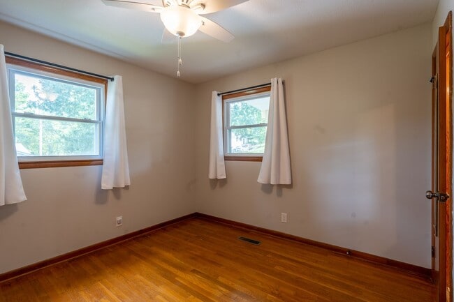 Building Photo - 2 bed and 1.5bath house with office space ...